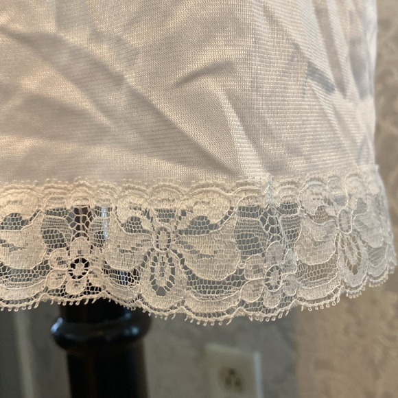 White gourmet with the lace at the bottom 100% Nylon Made in Canada - Picture 4 of 6